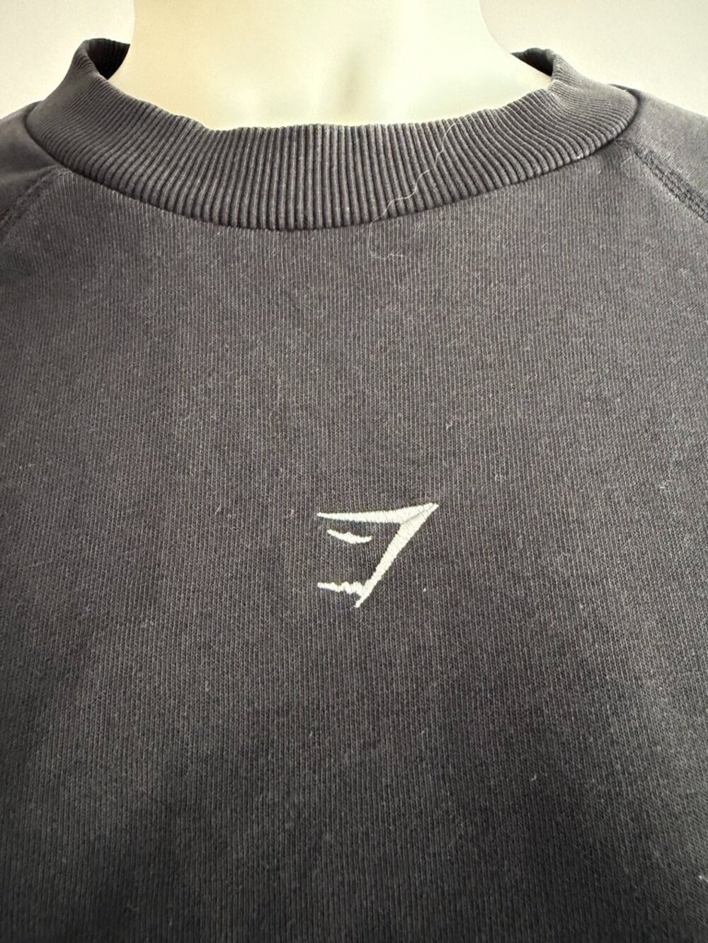 Gym Shark Women's Cropped Sweatshirt Small Black With Embroiderd Logo - Picture 2 of 5